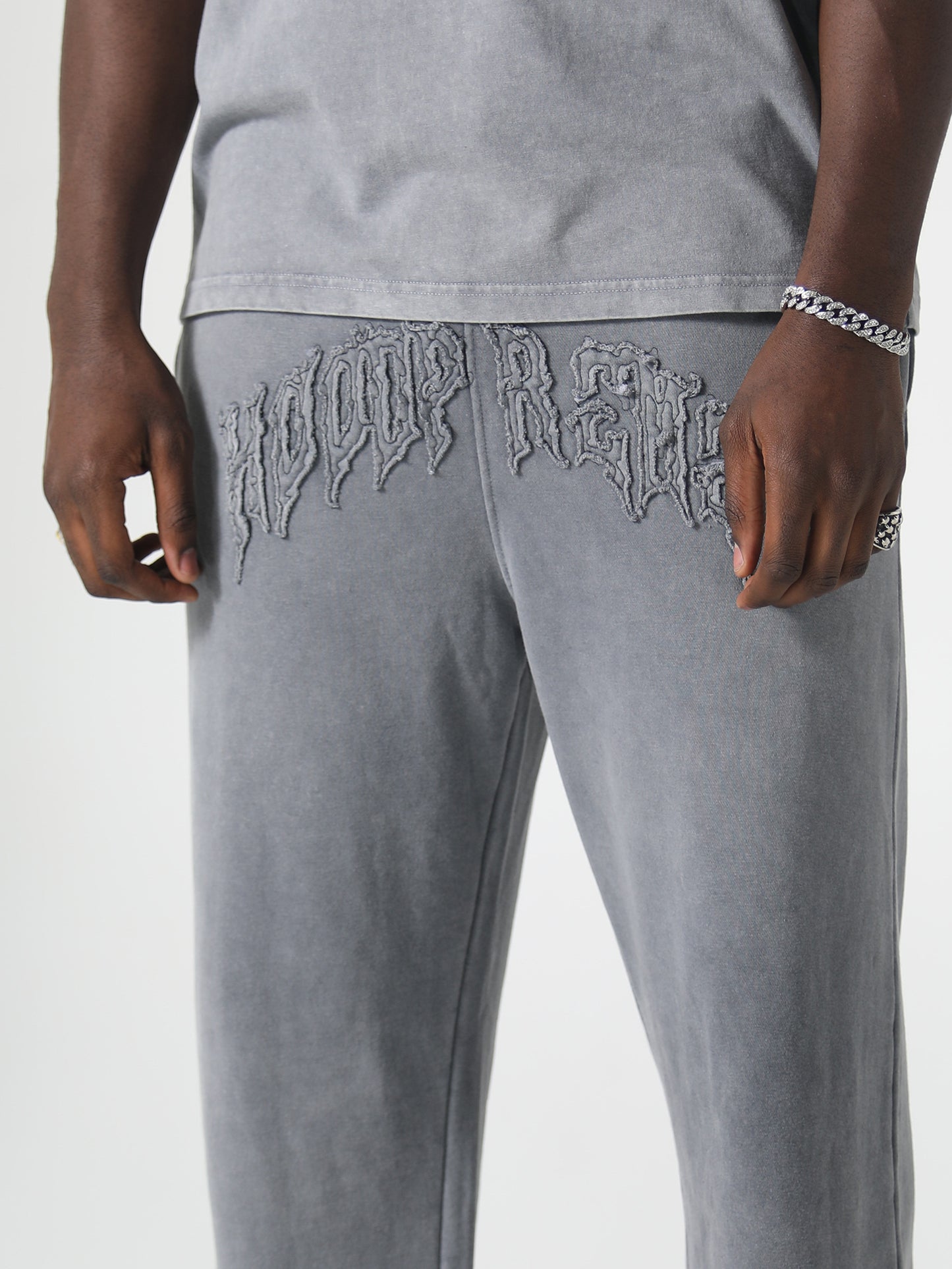 DISTRESSED RAW APLIQUE JOGGER WASHED GREY