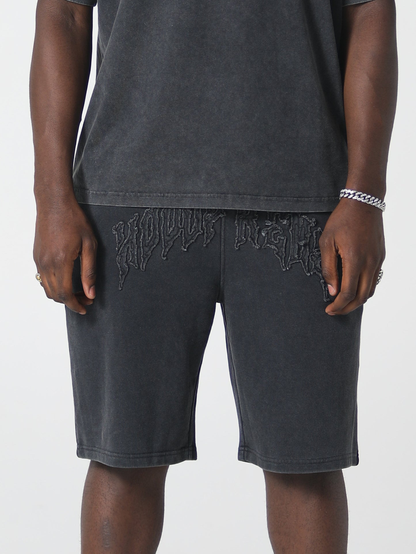 DISTRESSED RAW APLIQUE SHORTS WASHED BLACK