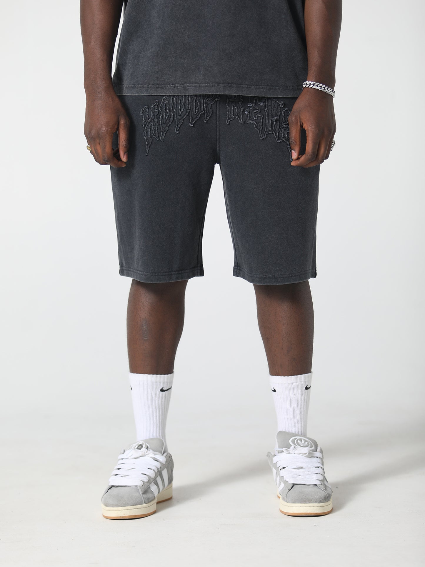 DISTRESSED RAW APLIQUE SHORTS WASHED BLACK