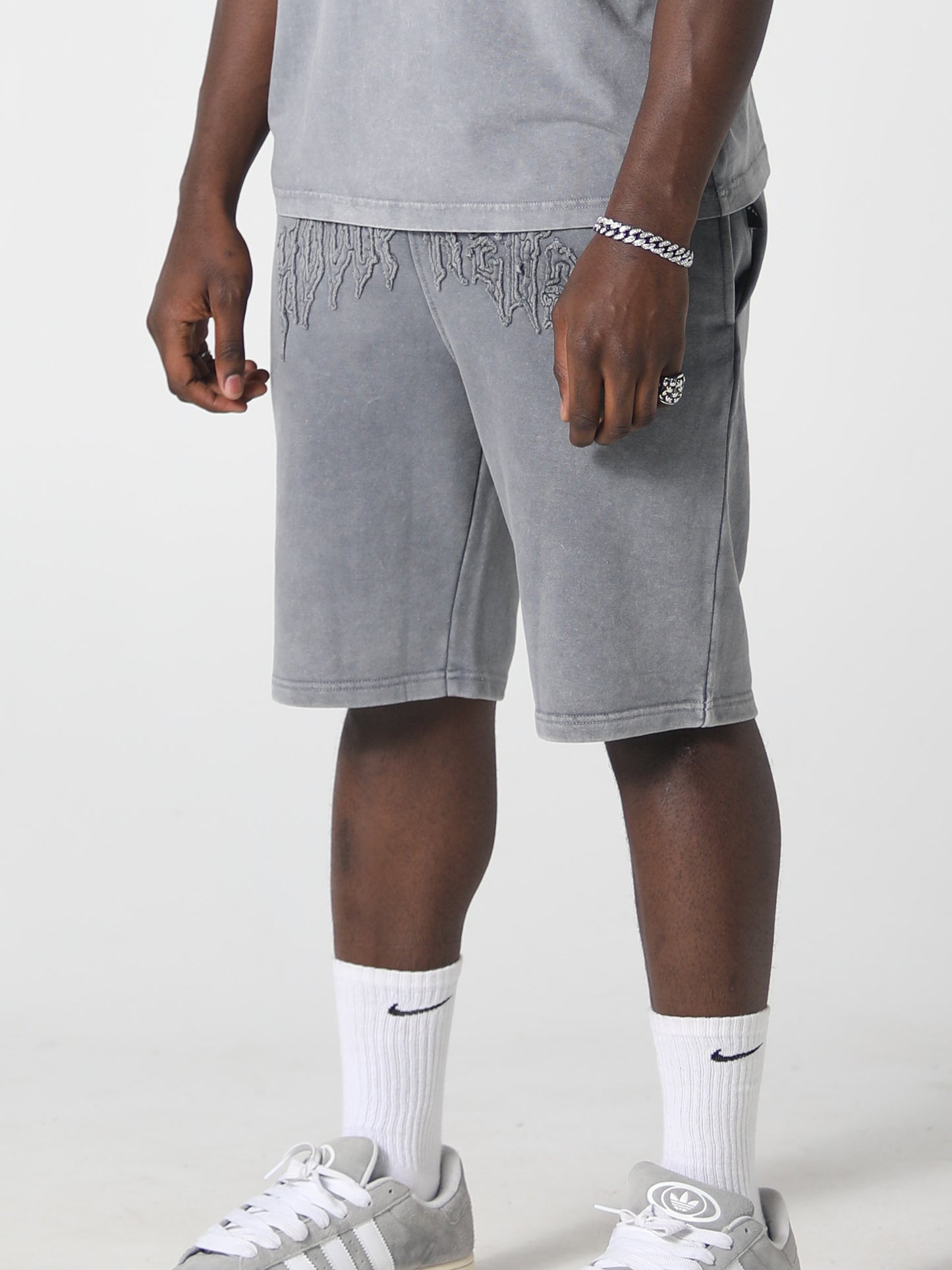 DISTRESSED RAW APLIQUE SHORTS WASHED GREY