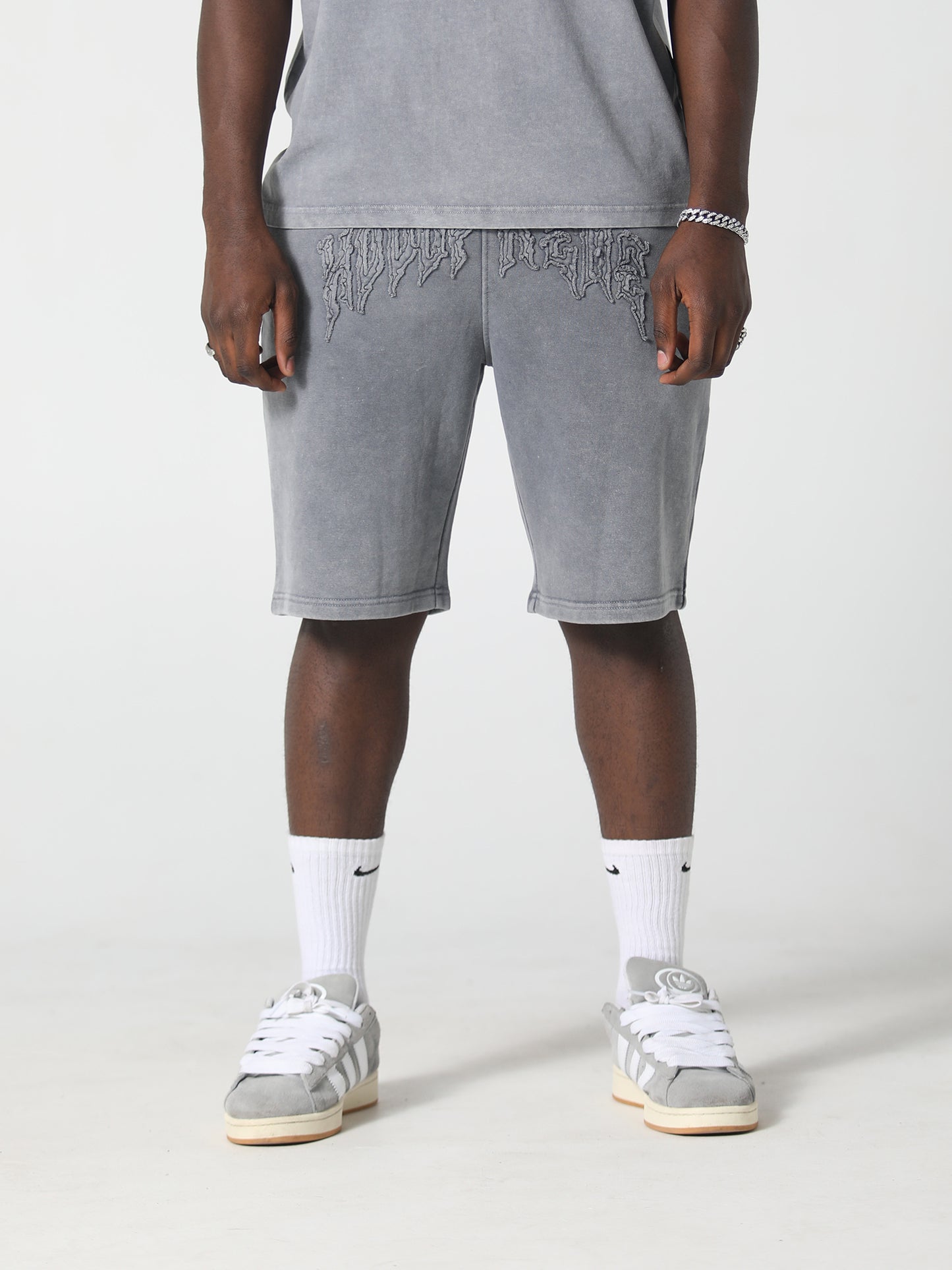 DISTRESSED RAW APLIQUE SHORTS WASHED GREY